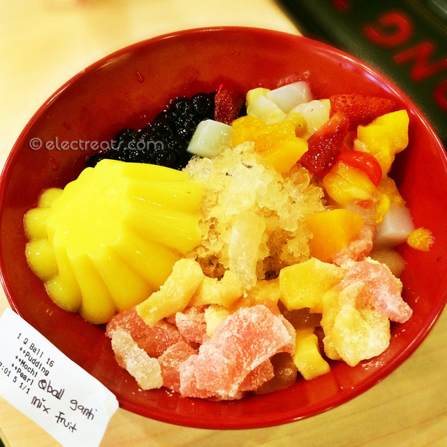 Taiwanese Dessert: Q-Ball, Pudding, Mochi, Pearl #16 - IDR 38K  They ran out of Q-Ball which is the star of this dish and it was replaced by Mixed Fruit. Very refreshing combination, although with Q-Ball it'd have been much better by a long shot. I'm delighted that Taiwanese desserts finally made it to the South. A must-try.