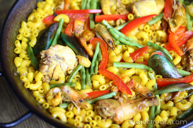 Fiduea Mixta - IDR 155K  Just like the paella above but with macaroni pasta.